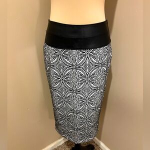 BISOU BISOU PENCIL
SKIRT W/FAUX LEATHER
WAISTBAND, size 4